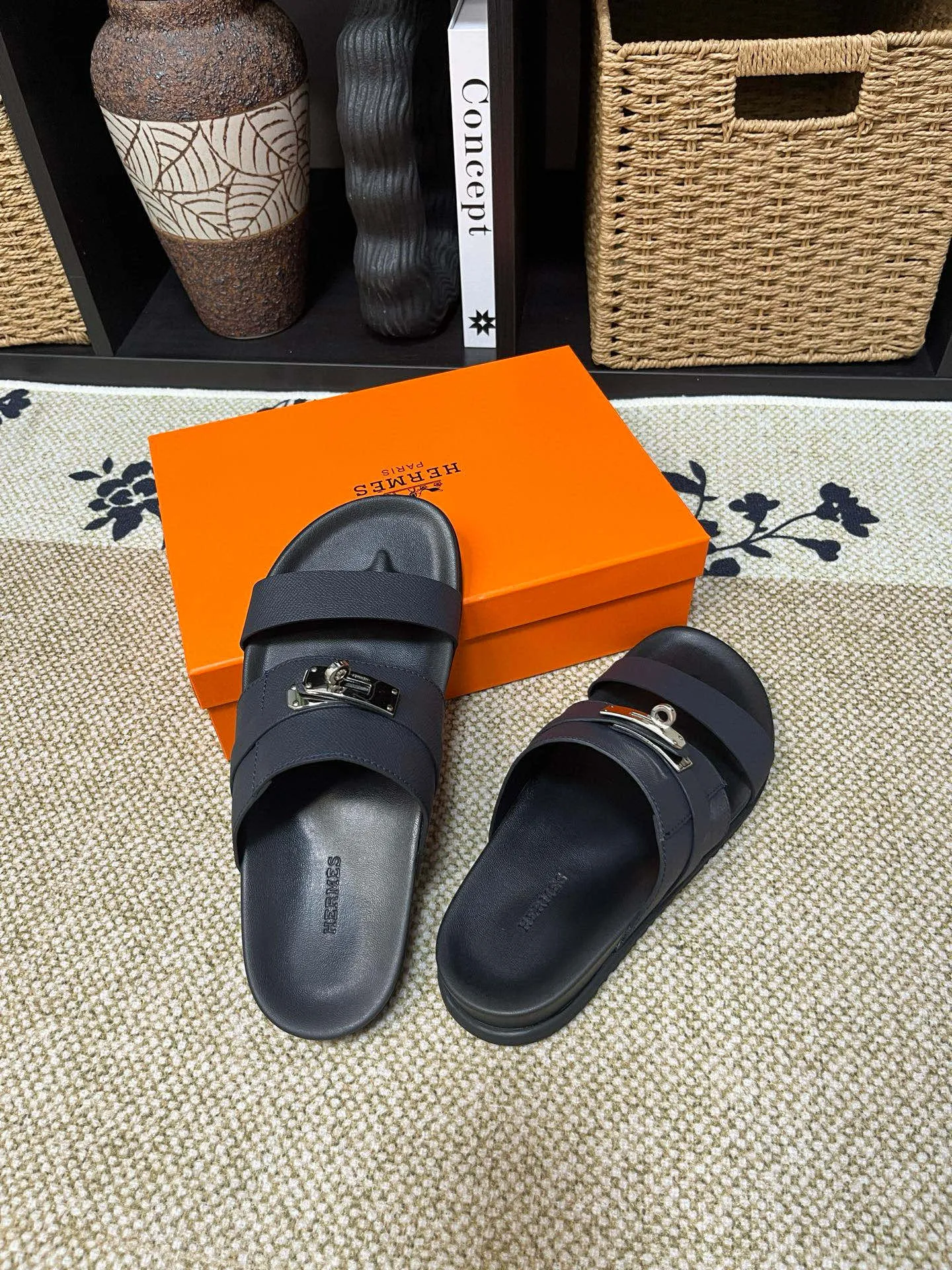 P300 Long-term stock Hermes men’s Kazimir slippers for couples - top quality woven calfskin functional sandals with intertwined uppers inspired by the “H” iconic pattern to create a casual look, perfect for summer. Imported cowhide + cowhide lining + TUP outsole Size: 35-46